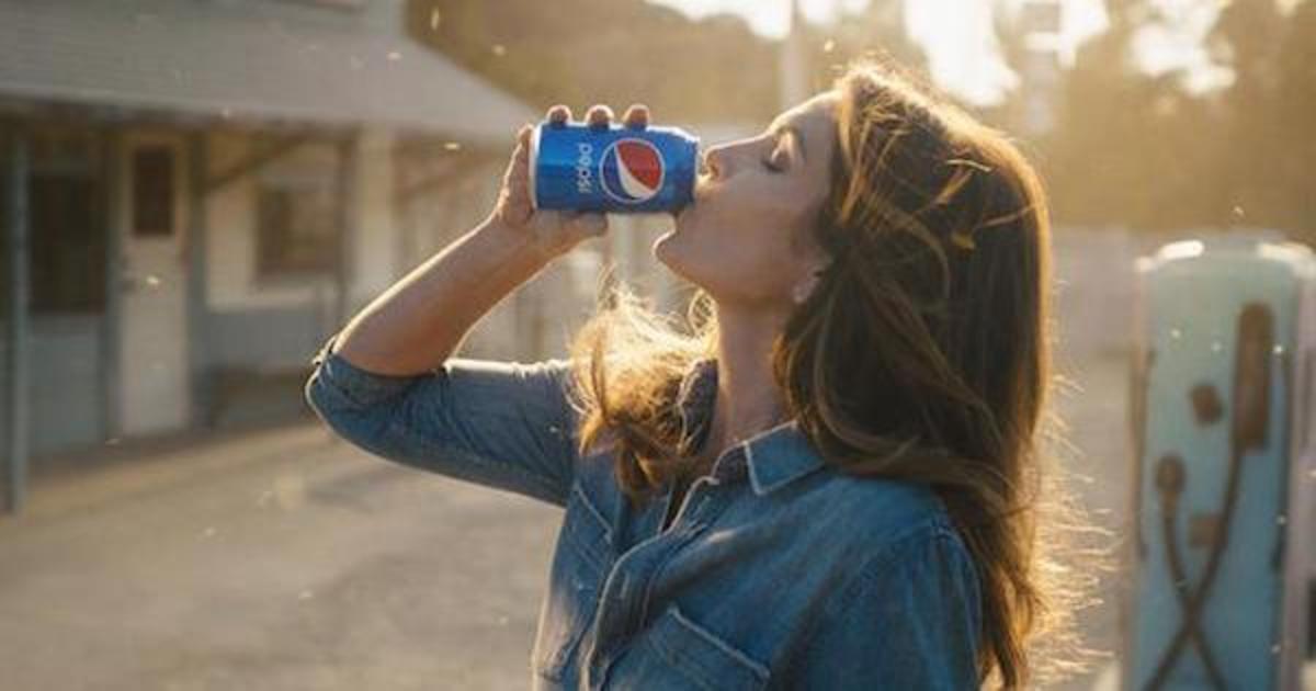 Pepsi вернет ретро упаковку и рекламу с Синди Кроуфорд в честь 120-летия.