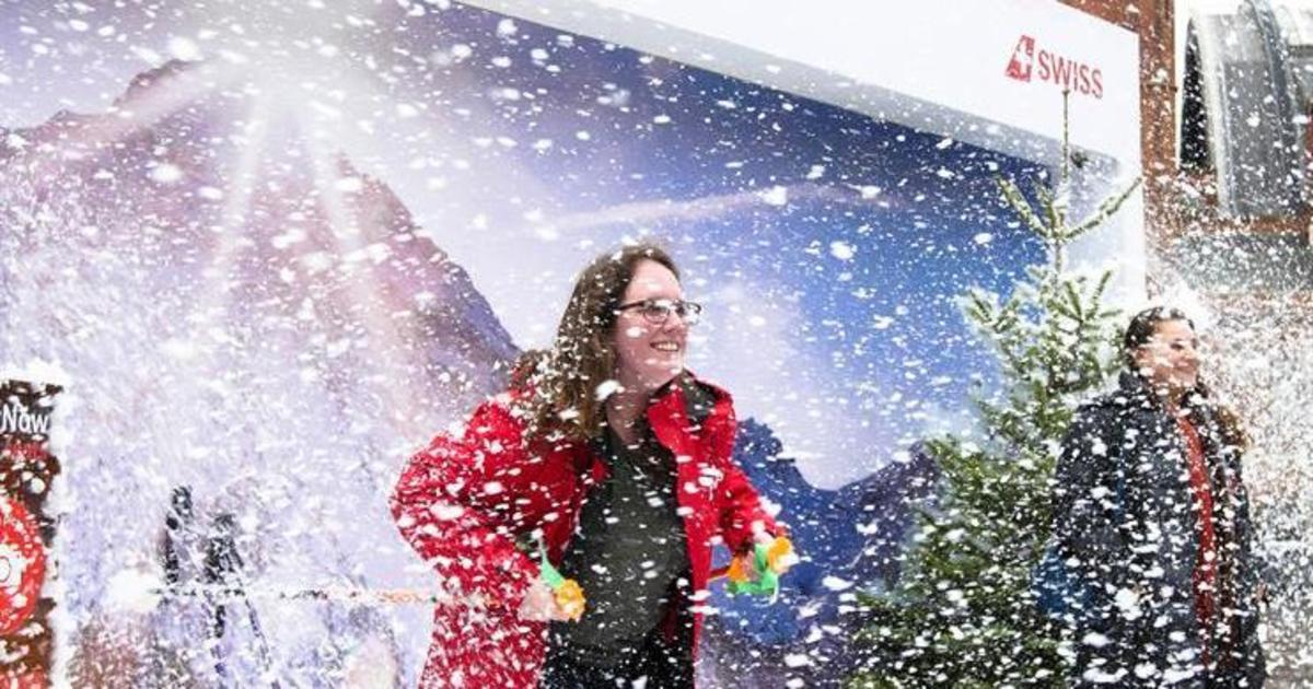 Интерактивное outdoor авиакомпании выдает снег по требованию.
