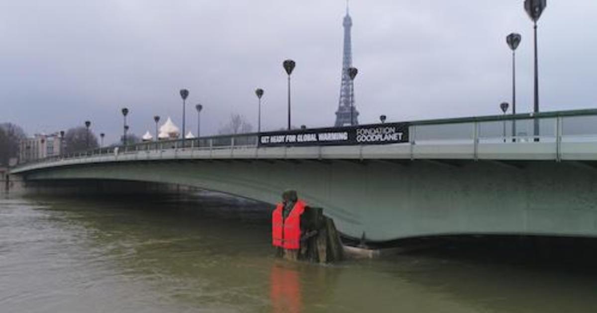 На статую зуава в Париже надели спасательный жилет в рамках соцкампании.