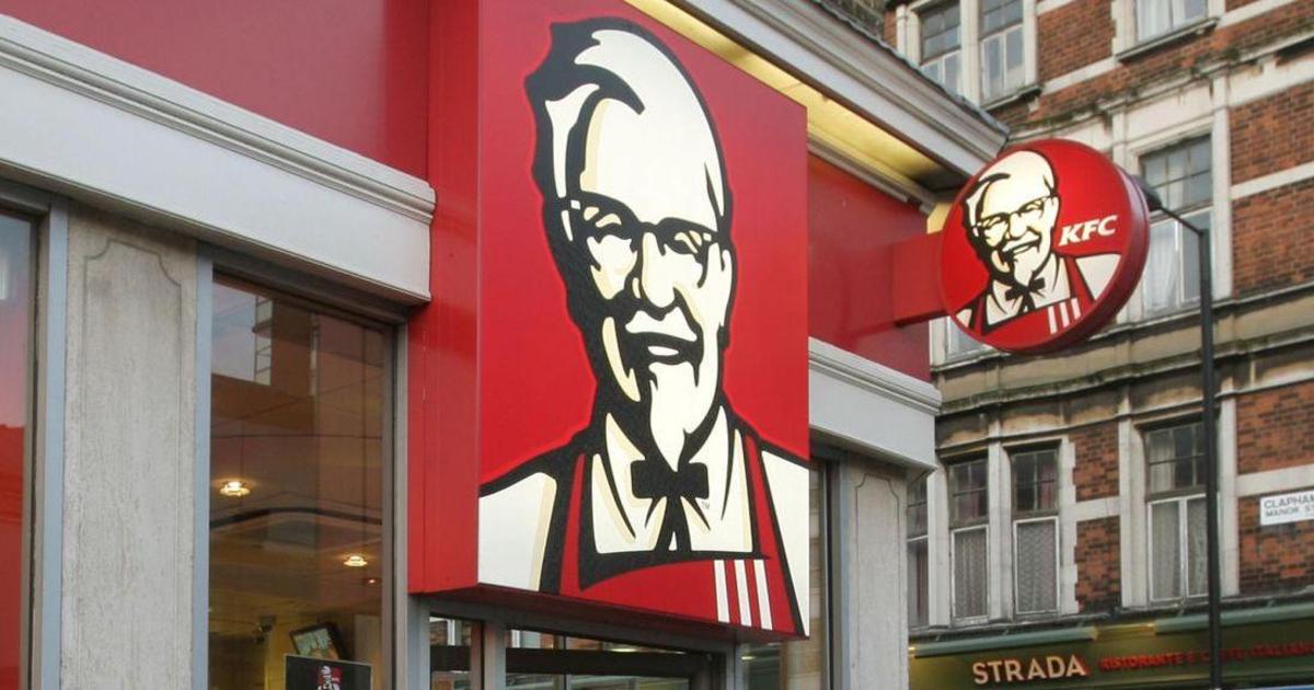 Курица на пешеходном переходе: как KFC комментирует закрытие ресторанов.