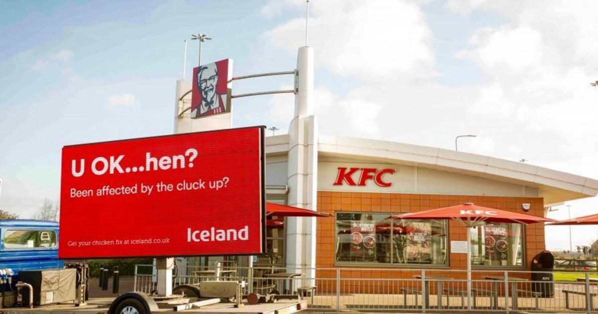 Британский ритейлер Iceland посмеялся над KFC в наружной рекламе.