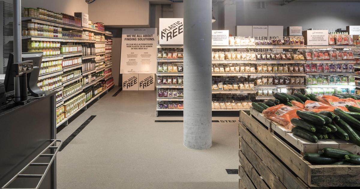 В Голландии открылся первый продуктовый магазин без пластика.
