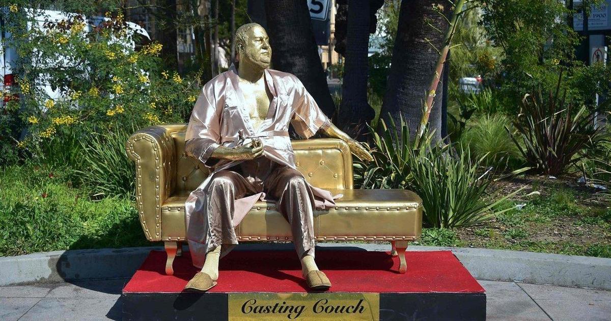 В Голливуде в преддверии «Оскара» появилась статуя Вайнштейна.
