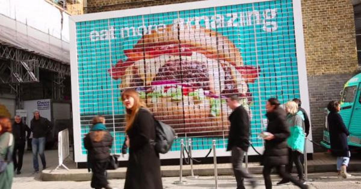 Cервис доставки еды создал билборд из бургеров, которые можно съесть.