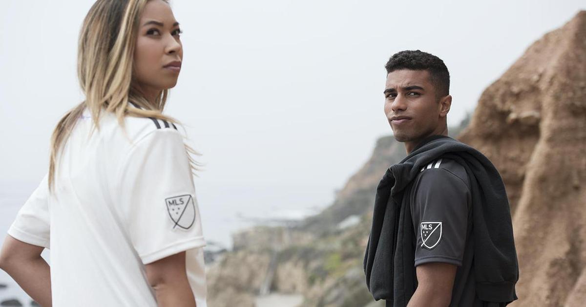 Adidas выпустил футболки для футбольных команд из океанского пластика.