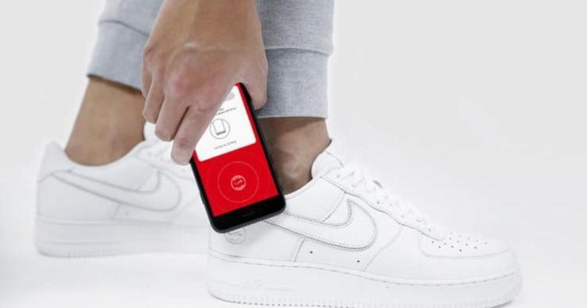 Nike выпустит пару умных сникеров, подключенных к смартфону.