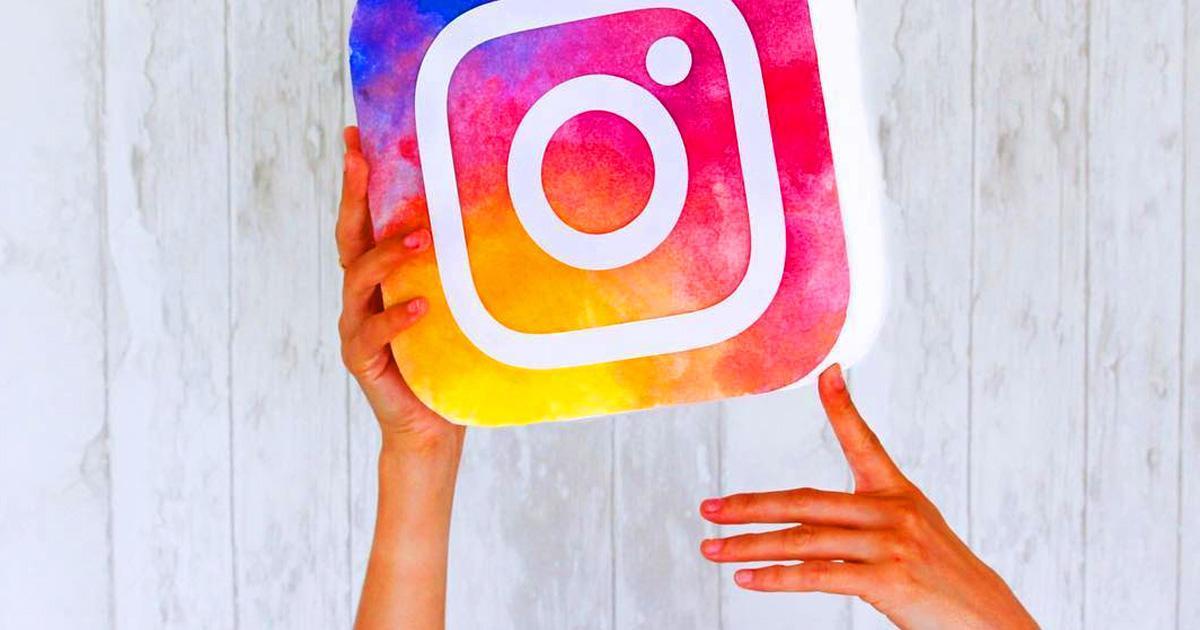 Instagram позволил пользователям скачивать свои фото, видео и месседжи.