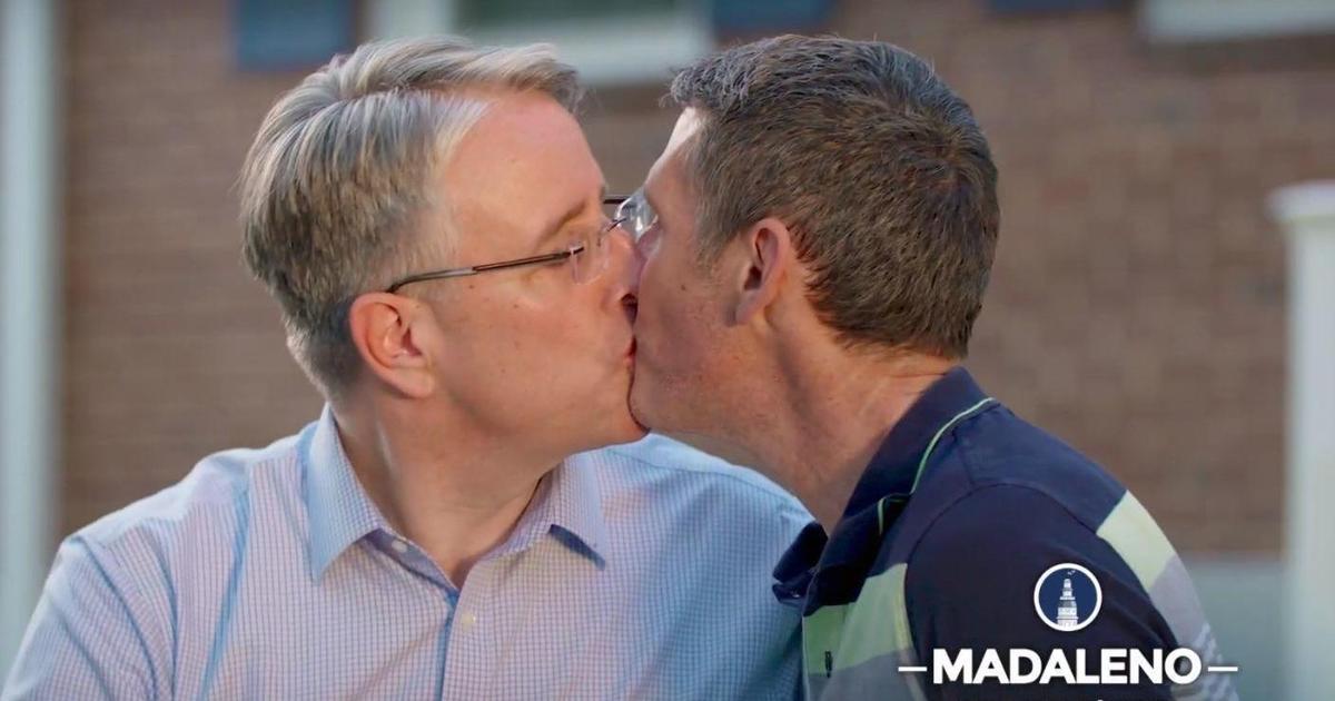 Политик поцеловал своего мужа назло Трампу в предвыборном ролике.