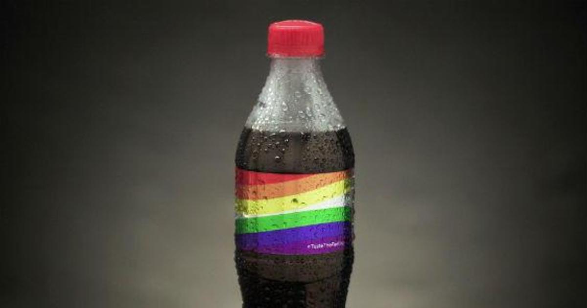 Coca-Cola превратила радужные этикетки в браслеты в честь Месяца гордости.