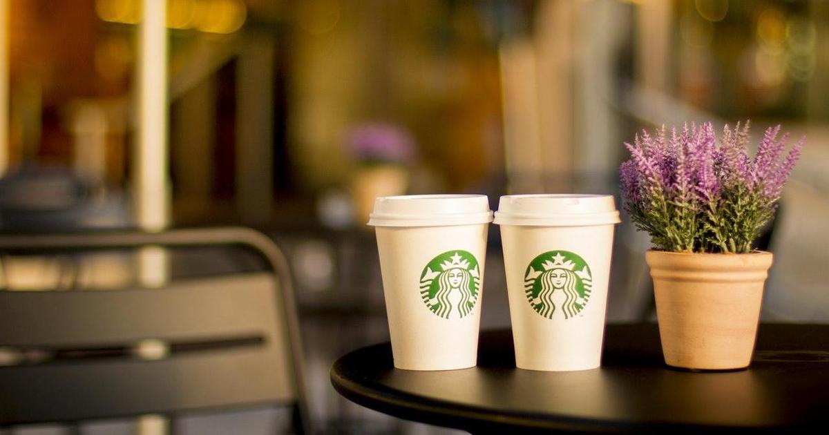 Starbucks откажется от использования пластиковых трубочек.