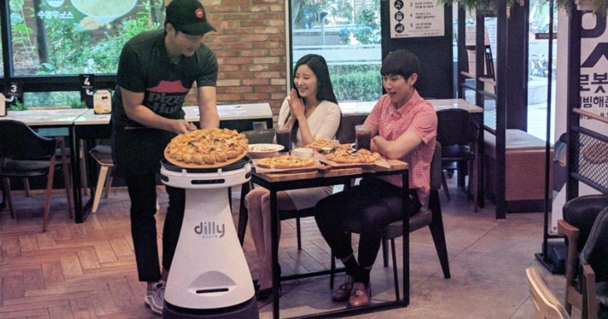 В корейской Pizza Hut появился новый робот-официант.