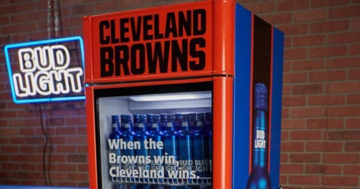 Bud Light поддержал футбольную команду умными холодильниками с пивом.