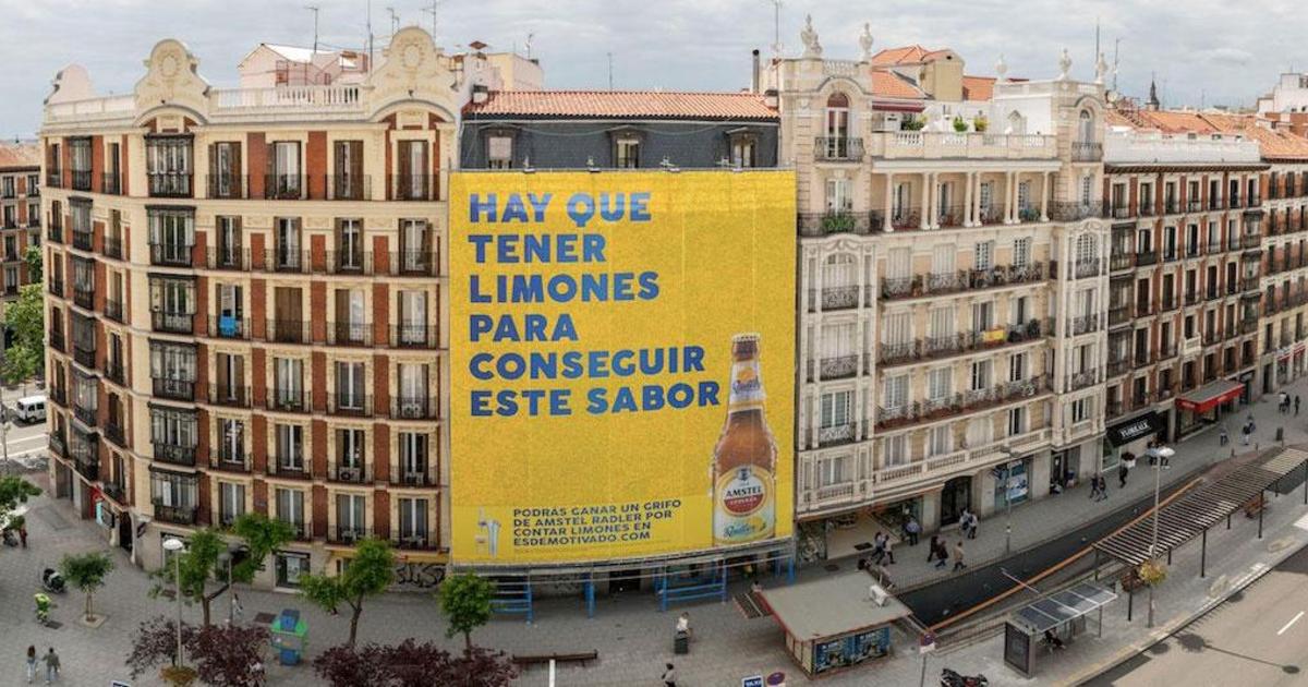 В Мадриде создали гигантскую наружную рекламу из лимонов.