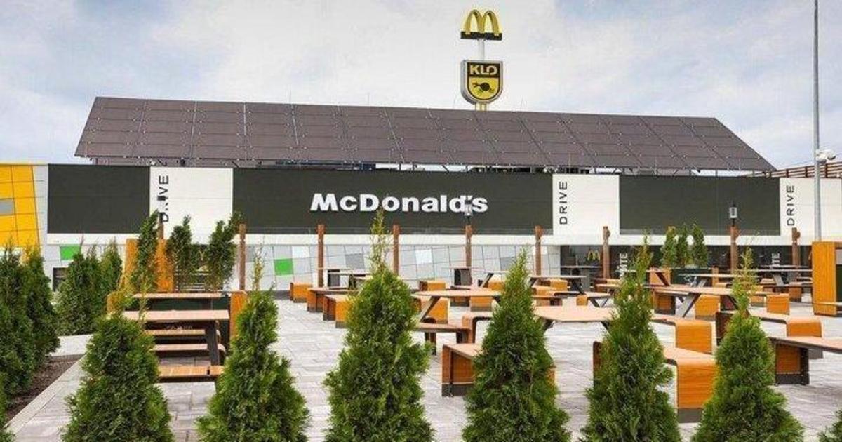 В Украине открылся первый McDonald&#8217;s на АЗС с солнечными панелями.