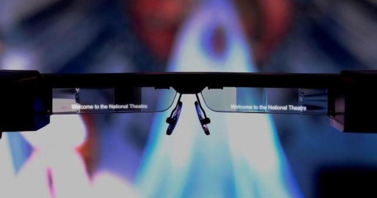 Национальный театр Великобритании тестирует AR-очки с субтитрами.
