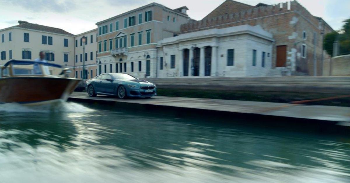 В рекламе новой модели BMW впервые в истории проехался каналами Венеции.