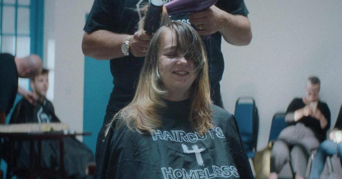 Национальная лотерея Великобритании показала парикмахерские для бездомных.