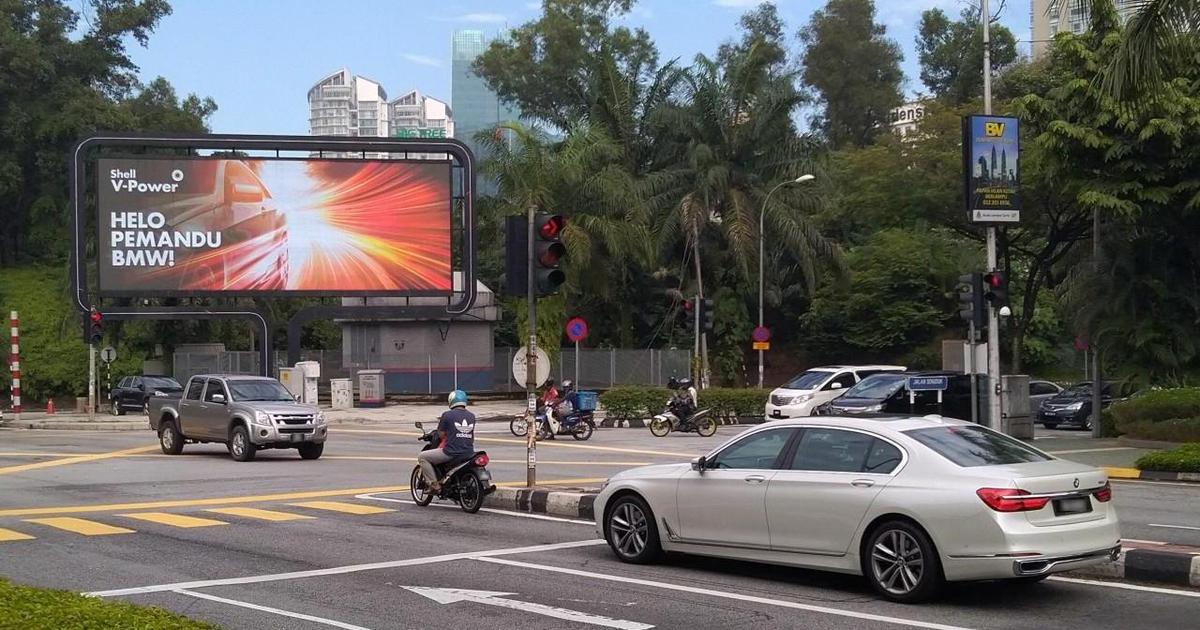 В Shell создали билборд, узнающий бренды автомобилей.