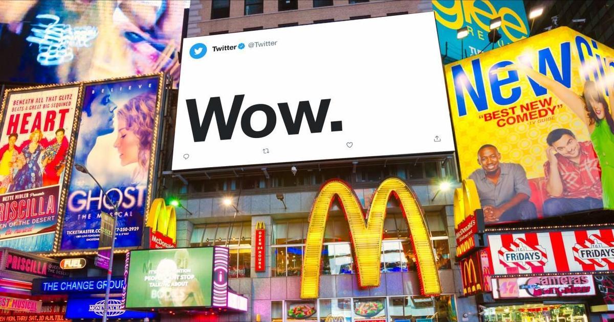 Twitter рекламирует флагманский аккаунт в наружной рекламе Нью-Йорка.