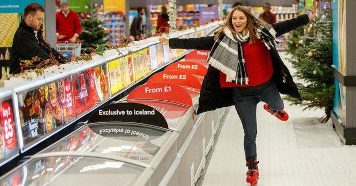 Британская сеть супермаркетов превратила шоппинг в катание на коньках.