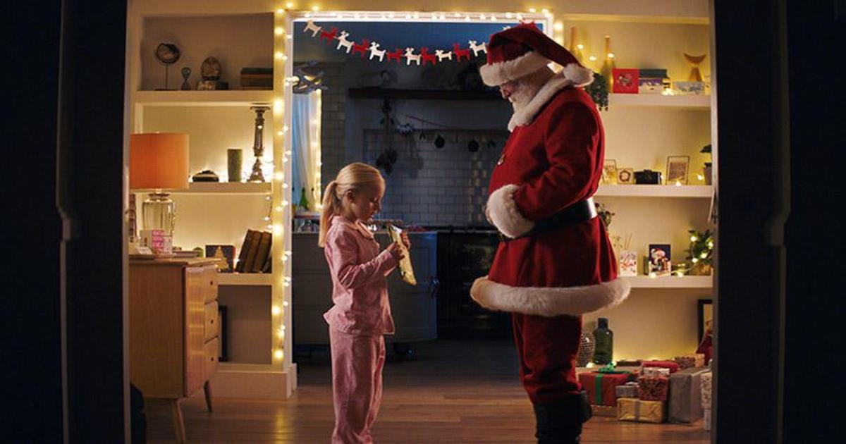 В ролике Huawei Санта Клаус читает книгу девочке с помощью языка жестов.