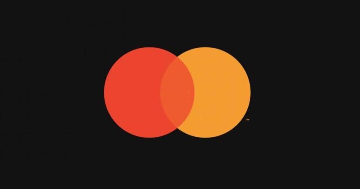 Mastercard убрал название с лого бренда.
