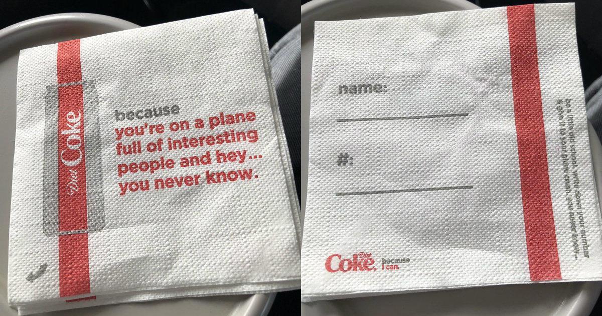 Coca-Cola и Delta извинились за салфетки, которые призывали пассажиров влюбиться.