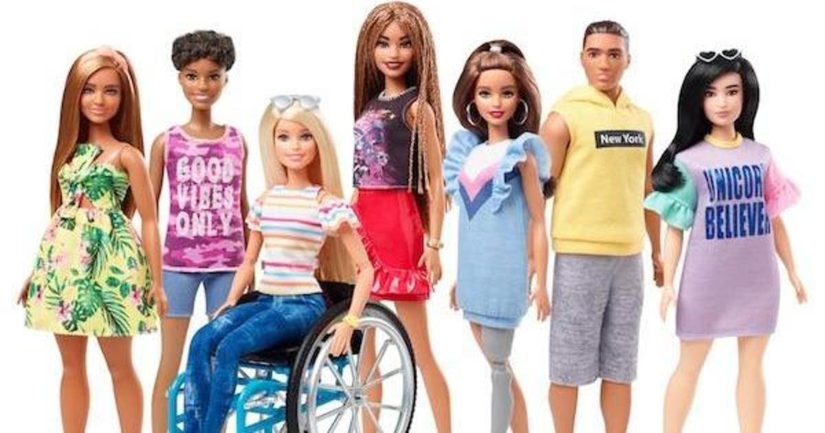 Barbie выпустит куклу на инвалидной коляске и куклу с протезом руки.