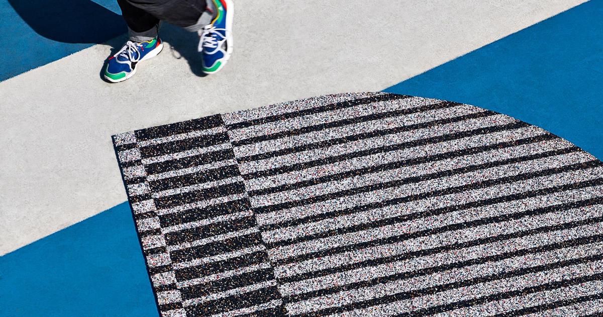 Adidas сделал коврики из переработанных кроссовок.