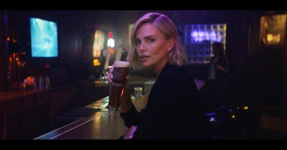 Шарлиз Терон повеселилась в баре в рекламе Budweiser.