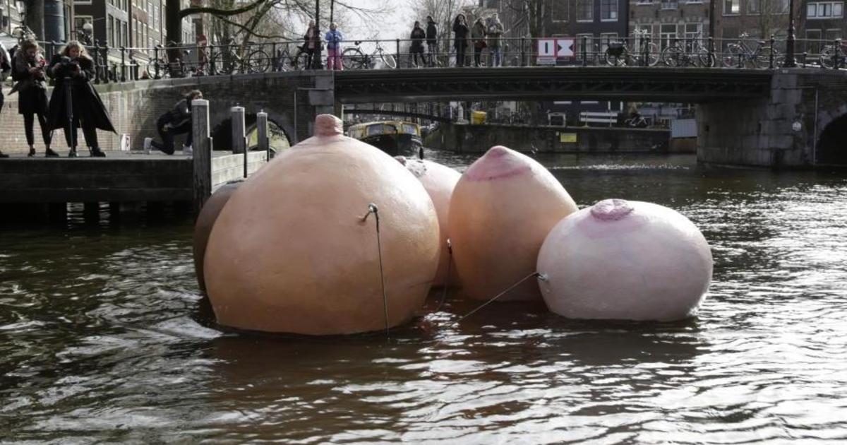 Женскую грудь отправили по каналам Амстердама в честь Международного женского дня.