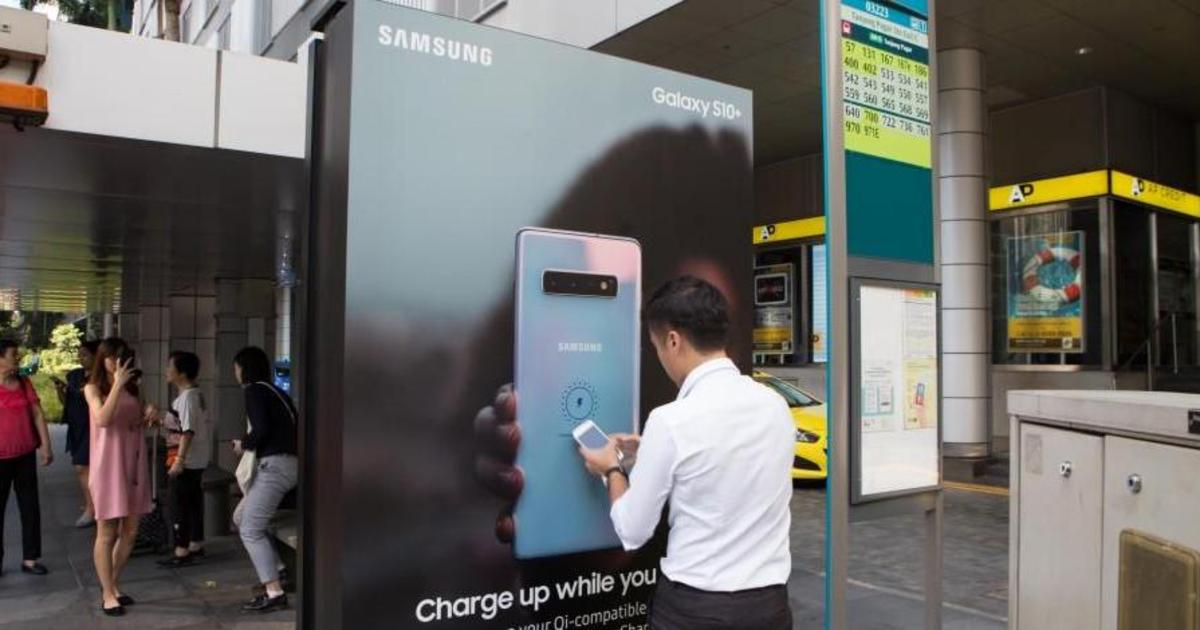 Samsung превратил автобусные остановки в станции беспроводной зарядки.