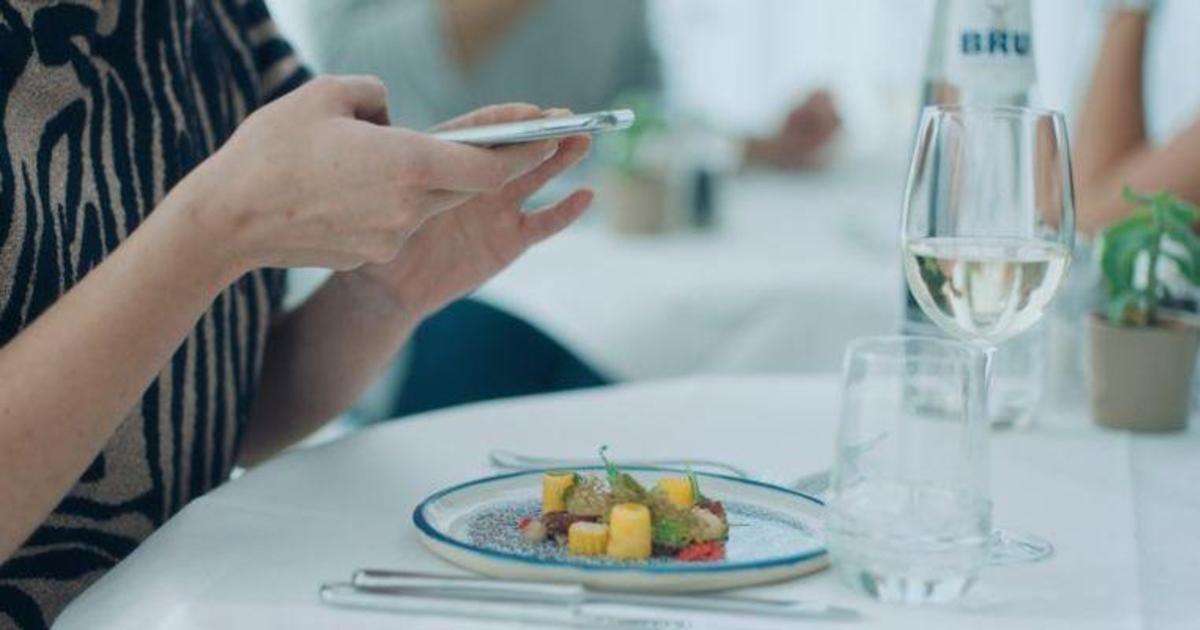 Бренд воды создал тарелки, которые напоминают отложить телефон во время еды