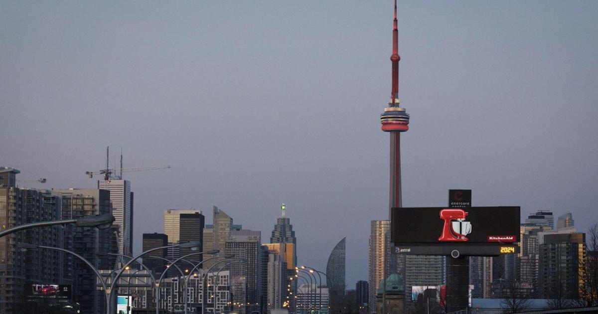 KitchenAid подчеркнул разнообразие миксеров на фоне самого высокого здания Торонто