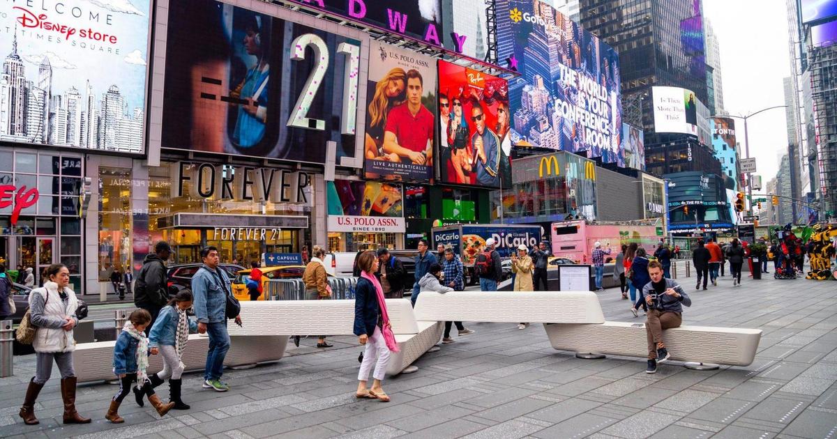 На Таймс-сквер установили скамейки с антитеррористическим дизайном