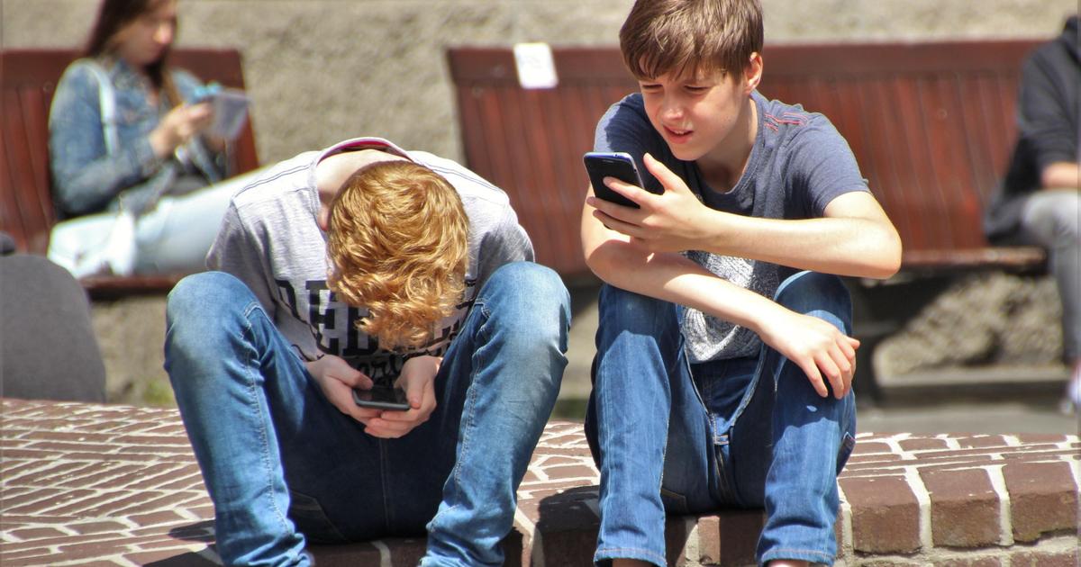 Исследование: дети проводят 30+ часов в неделю за смартфонами