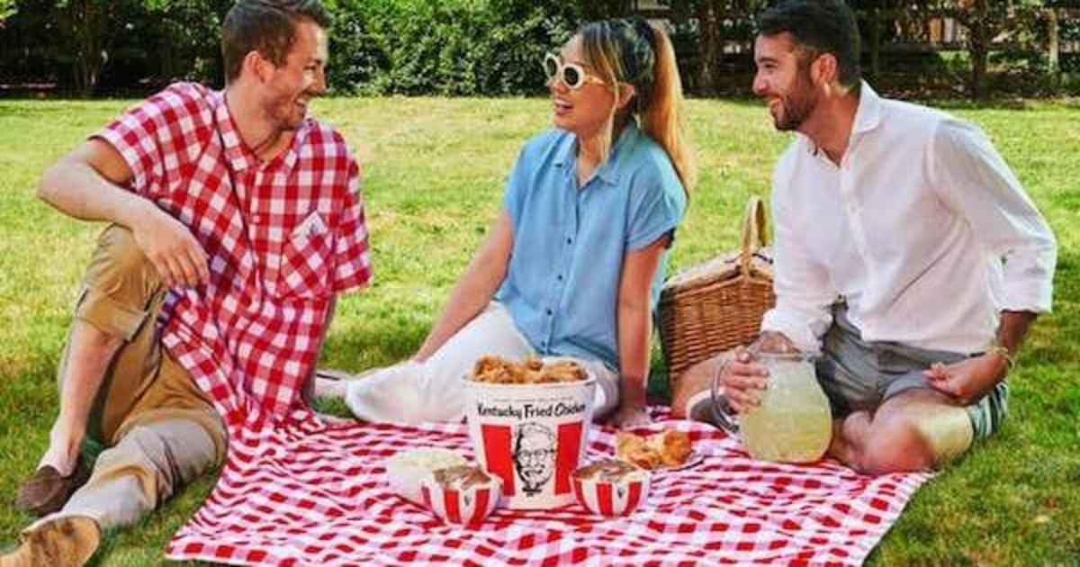 KFC выпустил рубашку, которая служит одеялом для пикников