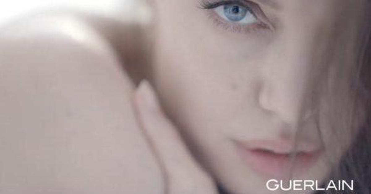 Анджелина Джоли показала свои татуировки в рекламе нового аромата Guerlain