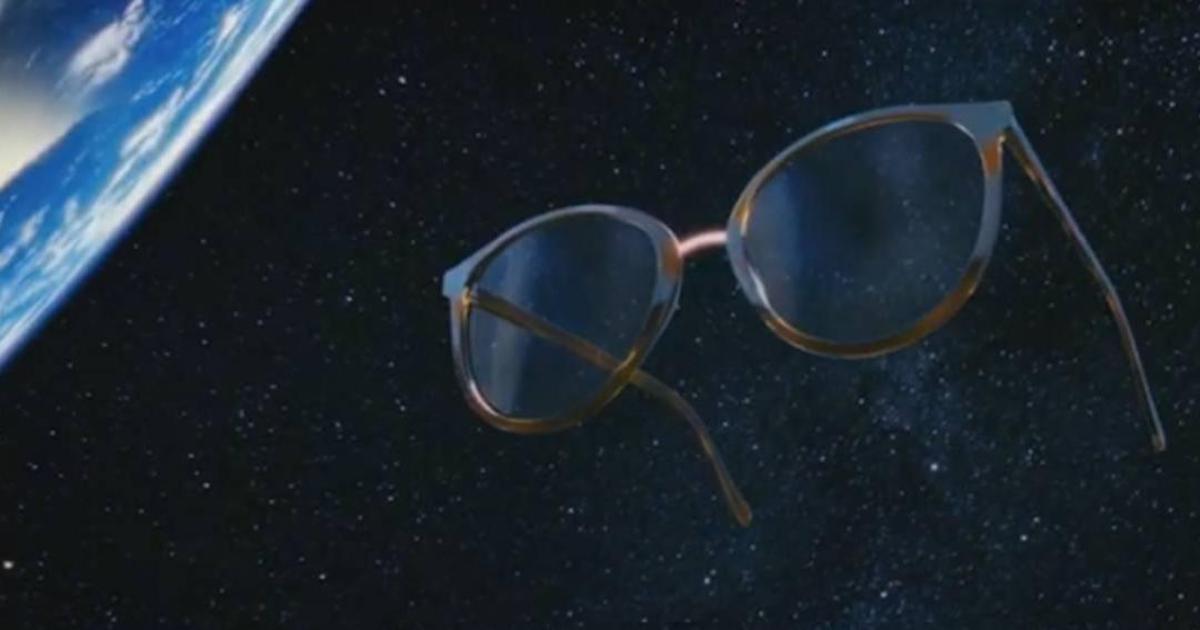 В рекламе «Люксоптики» спели оду всем, кто носит и любит очки