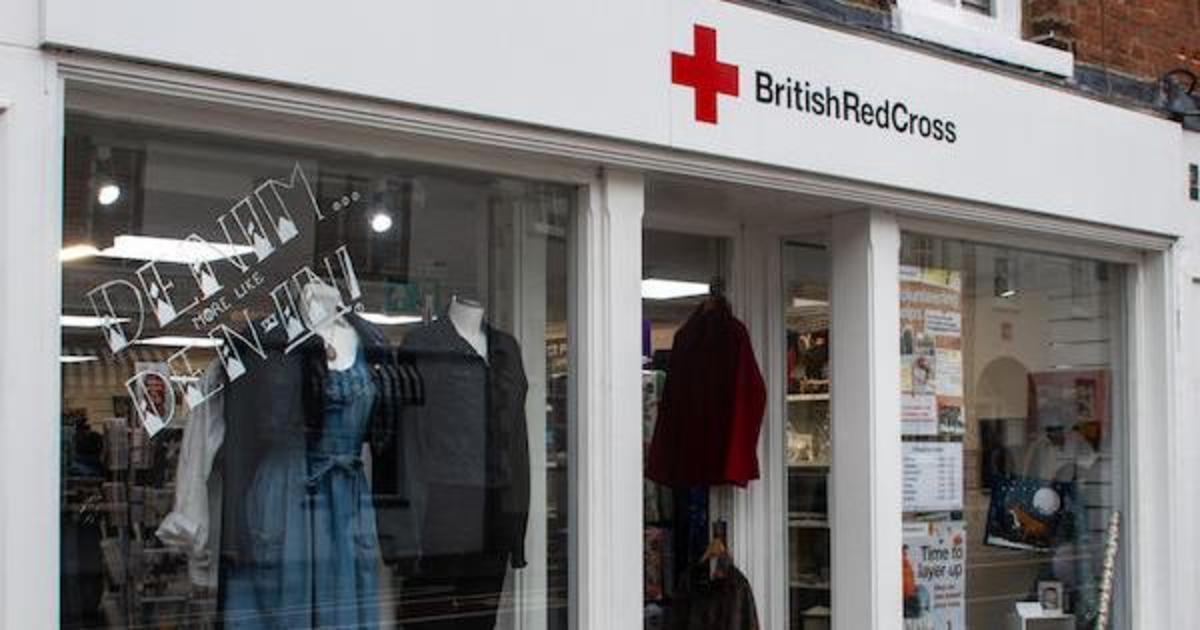 Витрина магазина Британского Красного Креста с обезглавленным ребенком возмутила покупателей