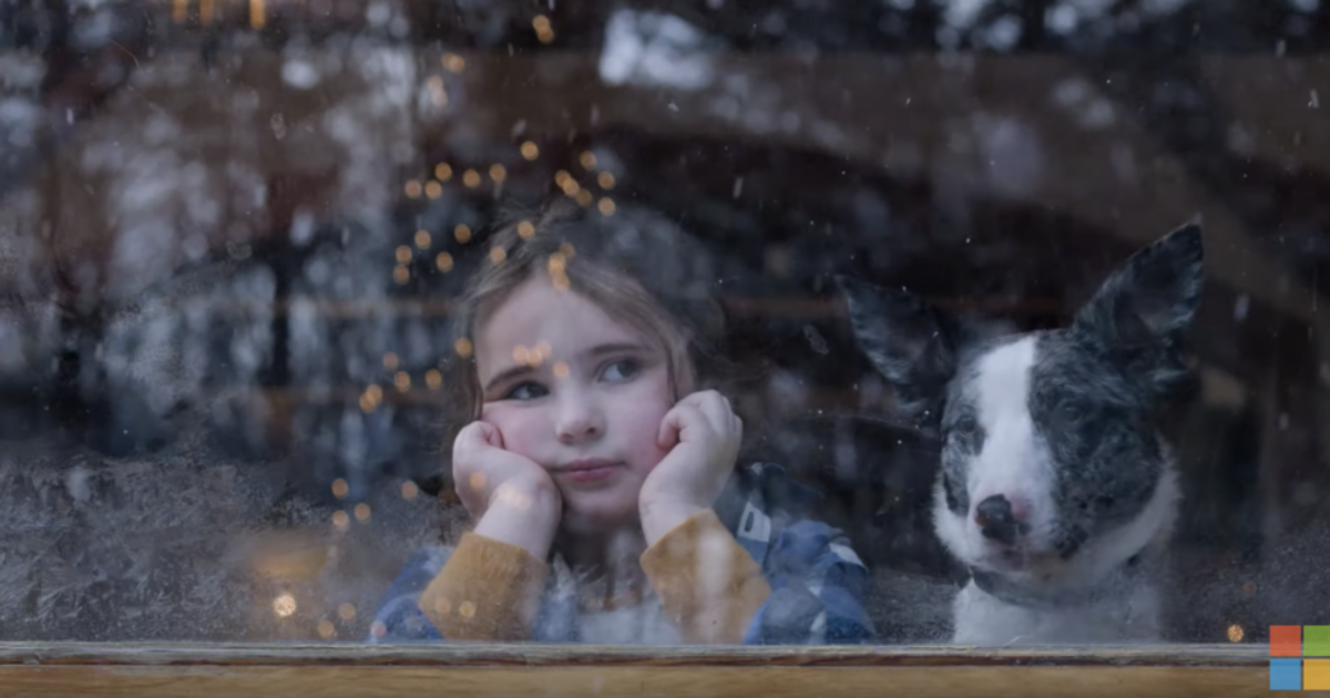 Девочка пытается общаться с оленями в рождественском ролике Microsoft