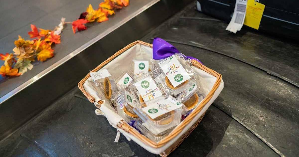 Аэропорт удивил путешественников пирогами на багажной ленте в День благодарения