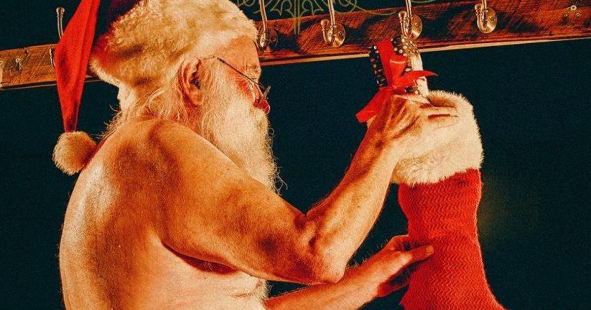Голый Санта призвал избавиться от традиционных рождественских открыток