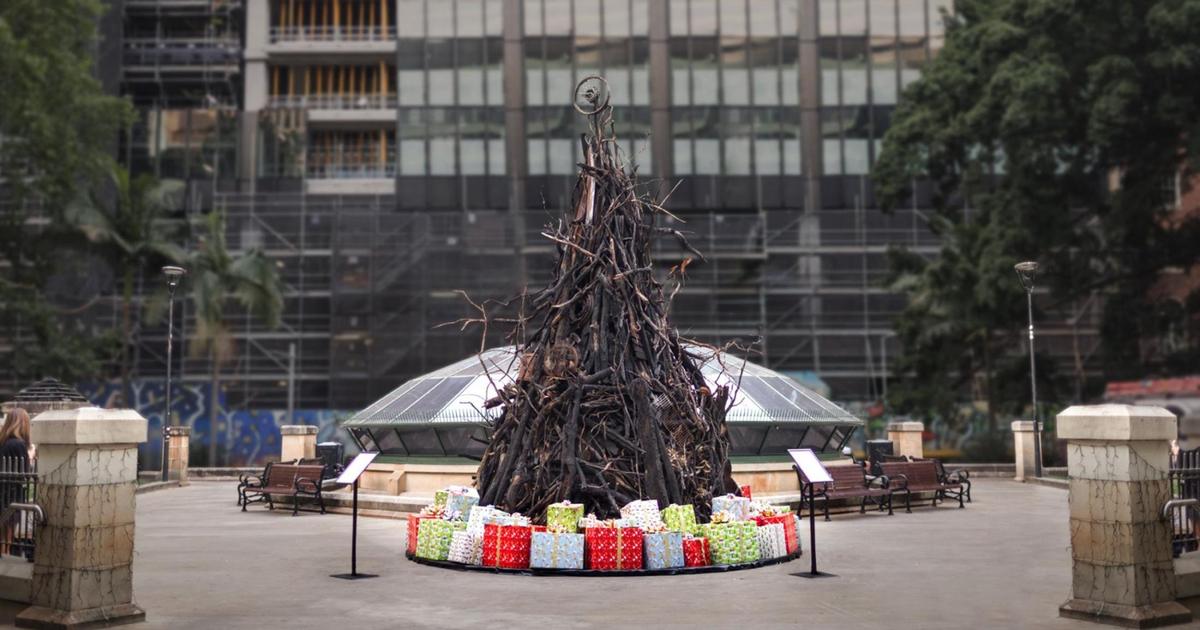 В Сиднее установили обгоревшую рождественскую елку