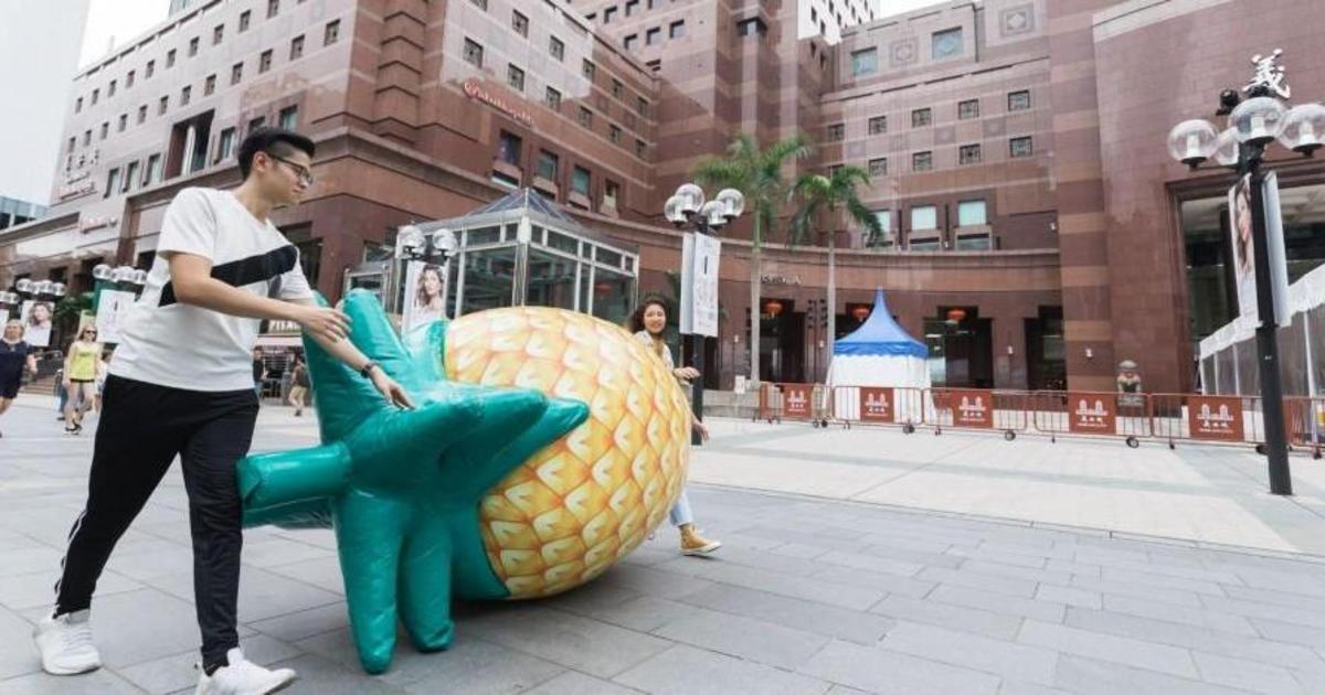 О новой заправке в Сингапуре сообщили с помощью гигантского ананаса