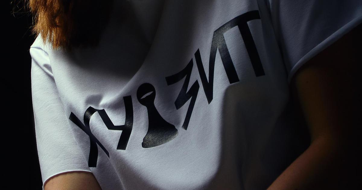 Бренд «ХУІЗІТ» анонсував вихід лімітованої колекції футболок у підтримку прав жінок