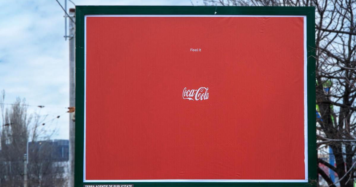 Coca-Cola выпустила лаконичную наружную рекламу, оставив лишь лого