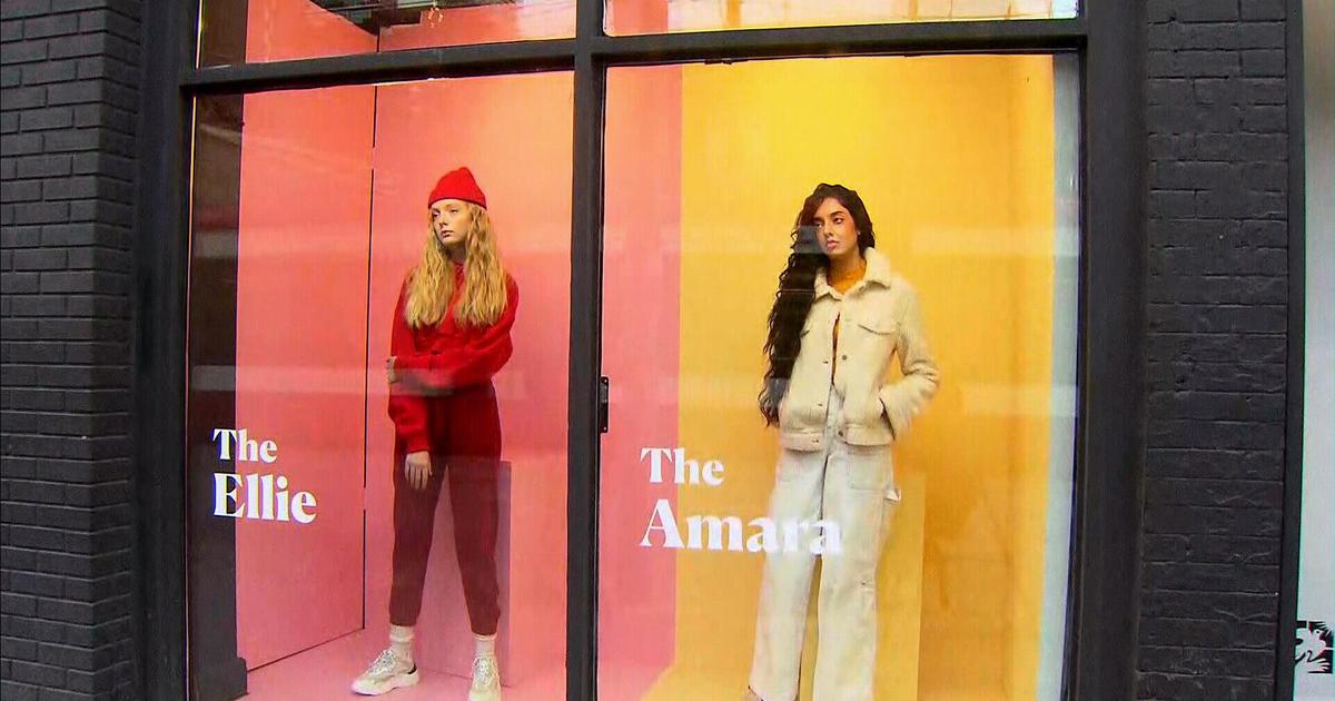 Реальные девушки заняли место манекенов в витринах Торонто в социальной кампании
