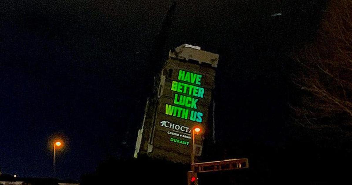 Казино разместило остроумное сообщение на «падающей башне» в Далласе