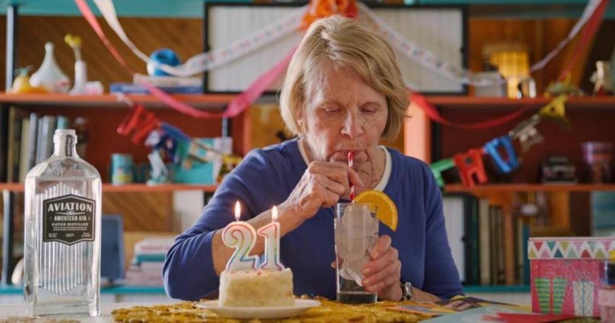84-летняя женщина выпила первый «легальный» алкоголь в рекламе  Aviation Gin